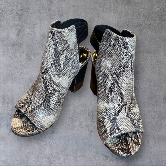 Kenneth Cole Reaction neutral snakeskin Fridah Fly Peep Toe Booties size-6.5 - Picture 2 of 10